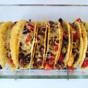 Mexicaanse taco's uit de oven met gehakt, kidneybonen en tomaatjes