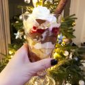 Kerstmis dessert: Trifle met cake, ijs en chocolade